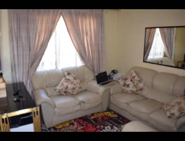 2 BEDROOM TOWNHOUSE FOR SALE IN KEW